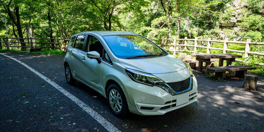 駐車スペースに停車している車の画像