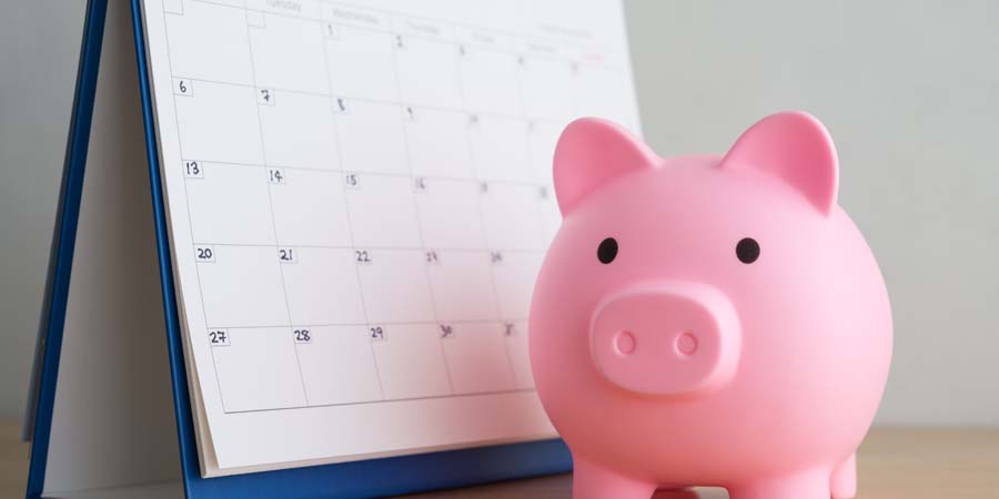 貯金箱とカレンダーで教育費のスケジュール管理を表現した写真