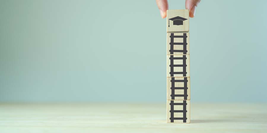 進学を目指すステップを積み木で表現した教育ローンのイメージ写真