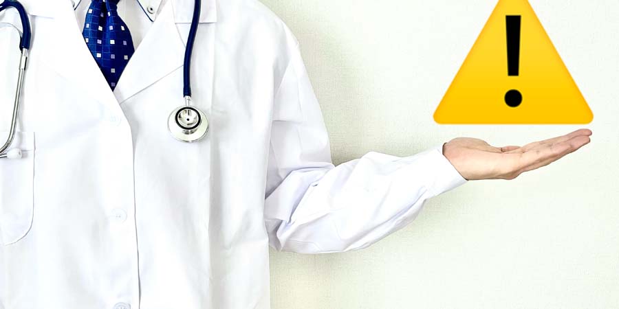 医学部向け教育ローンを利用する際の注意点をイメージした画像。白衣の医師と黄色い注意マーク