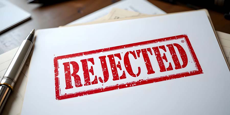 書類に「REJECTED」と押された審査落ちのイメージ写真