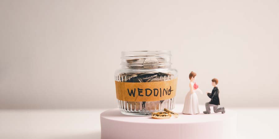瓶にはコインが入っており、ラベルに『WEDDING』と書かれている