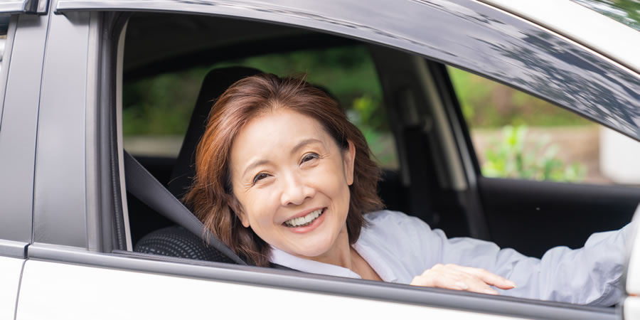シニア女性と自動車