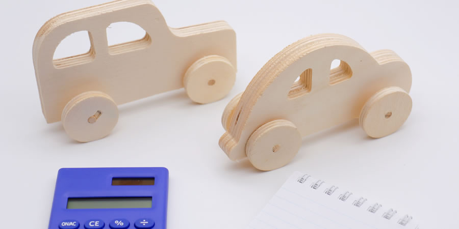おもちゃの車2台