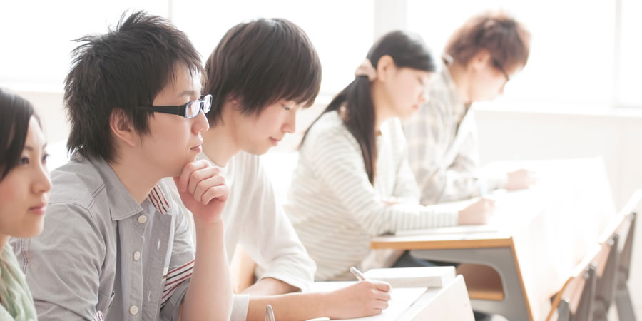 勉強する大学生