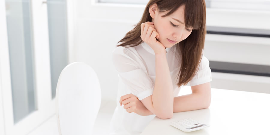 電卓を見る女性