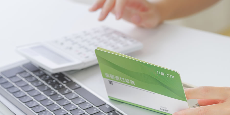 お金の計算をする若い女性