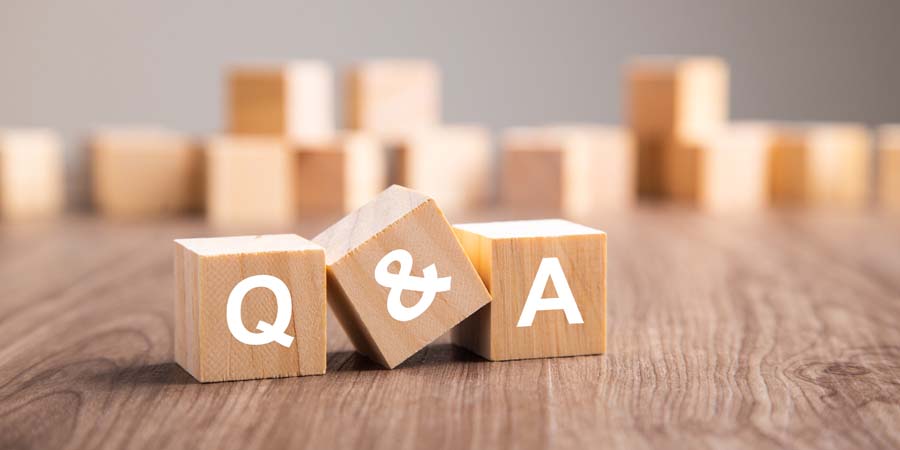 木製ブロックに『Q』『&』『A』の文字が書かれ、木のテーブルの上に並べられている