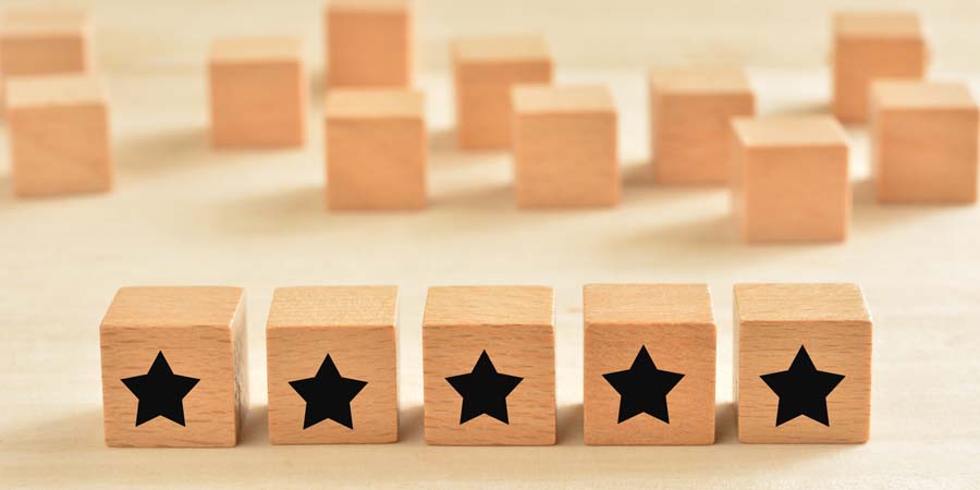 星マークが描かれた木製ブロック。不動産担保ローンのおすすめを表す評価イメージ画像