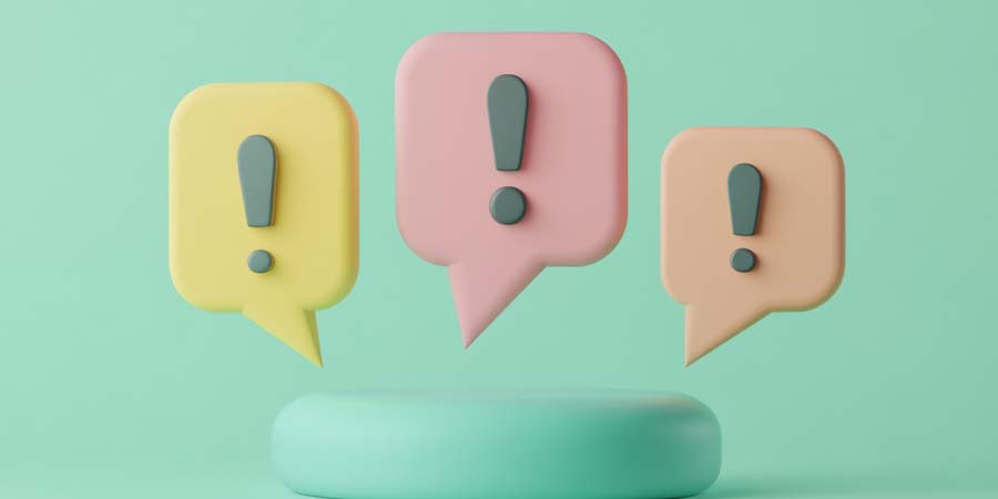 感嘆符が描かれたカラフルな吹き出しマーク。注意点や重要なポイントを示すイメージ画像