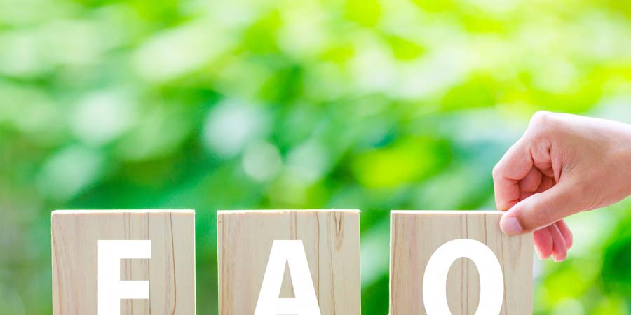 木製ブロックに並んだFAQの文字。よくある質問を表すイメージ画像