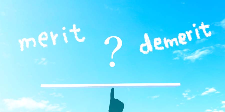 メリットとデメリットを比較するイメージ写真