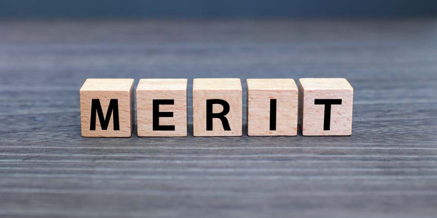 MERITと書かれた木製ブロック。不動産担保ローンを共有名義で利用するメリットを示すイメージ写真