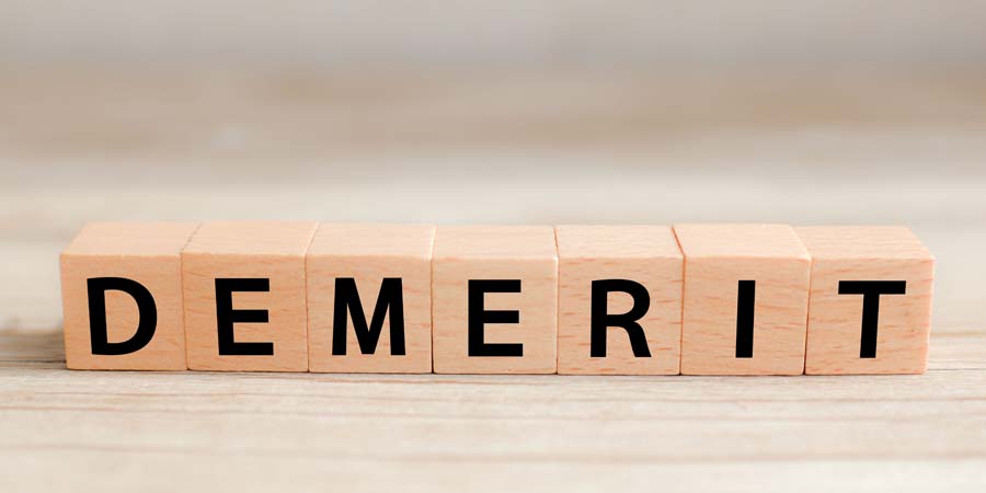 DEMERITと書かれた木製ブロック。不動産担保ローンを共有名義で利用する際のデメリットを示すイメージ写真