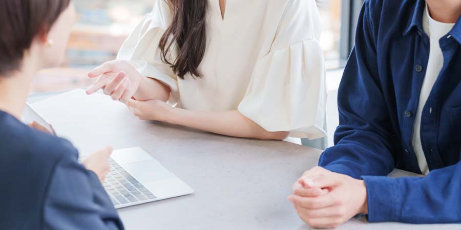 共有名義の不動産について専門の金融機関へ相談し、最適なローン方法を検討するイメージ写真