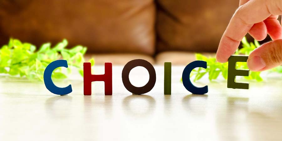 「CHOICE」の文字を並べ、選択の重要性を示す様子をイメージした画像
