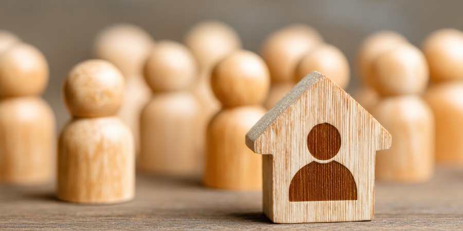 借地や共有名義の不動産の注意点を表す人物と住宅のイメージ写真