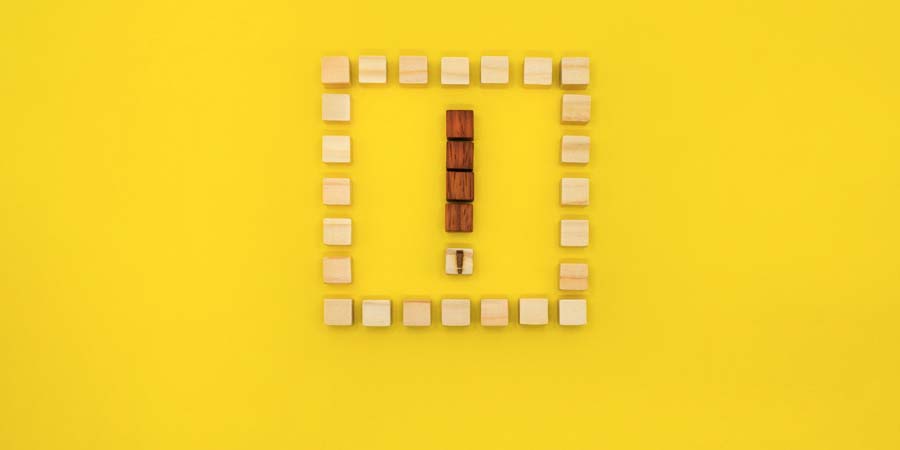 木製ブロックのビックリマークで利用する際の注意点をイメージした写真
