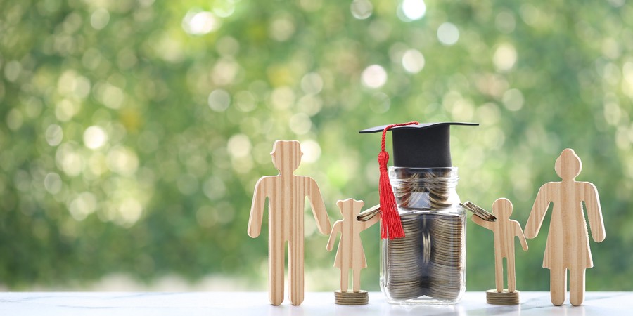 大学入学金など初年度納付金の相場をイメージした写真