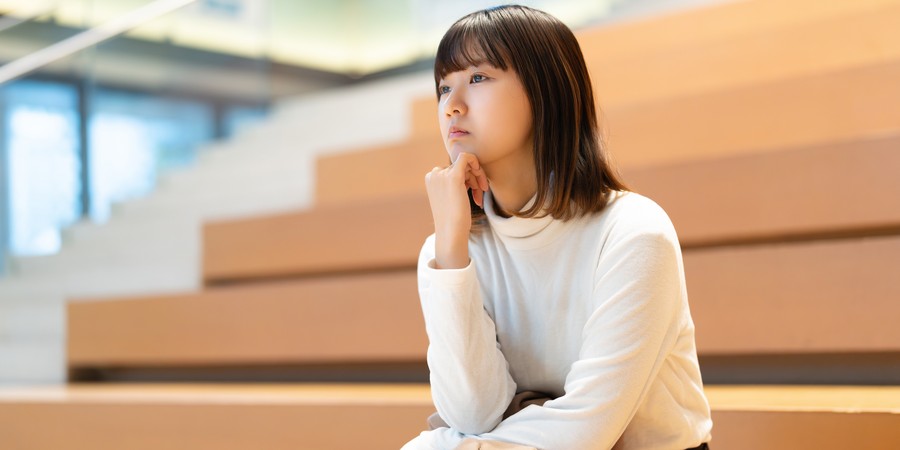 入学金が払えないときの対処法を考える学生をイメージした写真