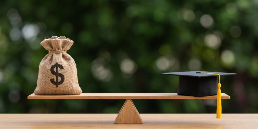 卒業帽とお金の袋を並べた教育費・予算のイメージ画像