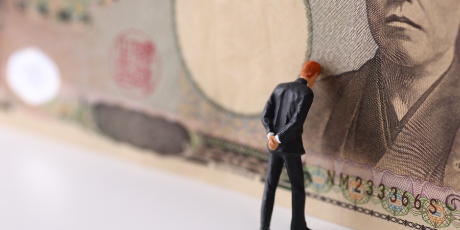 学費の支払いに頭を抱える人のイメージ画像