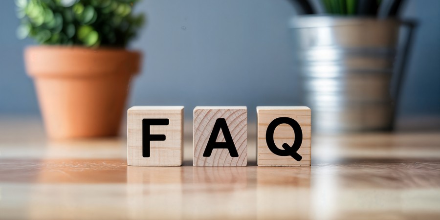 「FAQ」と書かれた木製ブロック画像